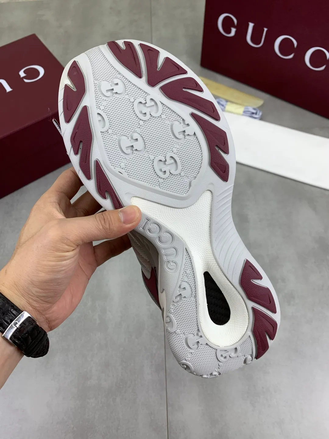 Men's shoes 💰P980 new style 💰 Gucci, couple style, women's style will be released later, new 2.0 futuristic sneakers‼ ️A pair of subversive sneakers is here. Gucci 2.0, a full series of 4 colors with key investment, smart silhouette: slightly curved forefoot design, you can clearly feel the propulsion when commuting and trotting, and it can enhance the sense of line extension when paired with wide-leg pants or cycling pants. EVA thick soles not only have a comfortable height-increasing effect, but also reduce weight (it actually lasts 3 hours of shopping without tiring your feet!) Highlight moments for lazy people: 2. Just choose it for airport wear! You can take them off in seconds after passing the security check (you can put them on as soon as you lift the heel strap), because the shoes come with a sliding buckle, so no need! ! Tie your shoes. Really achieve the sense of relaxation that goes with you. Size: Female 35-40 Male 39-45